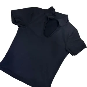 T-shirt preta com decote em V e gola.