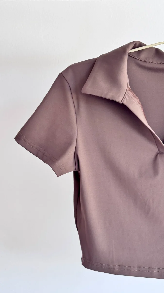 Polo Cropped Castanho - Image 6